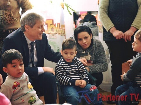 FOTO. Premierul Dacian Cioloș a vizitat grădinița din Podu Cristinii, comuna Potlogi, județul Dâmbovița