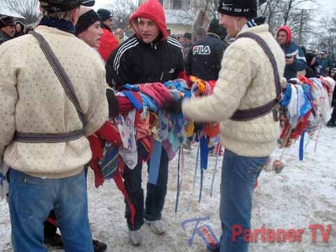 La Morteni, de Bobotează, se păstrează un obicei unic în ţară, Geavrelele