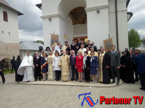 La Mănăstirea Nucet , sărbătoarea : „Izvorul Tămăduirii”   i-a unit laolaltă pe mii de credincioşi, oficialităţi locale şi oficialităţi judeţene