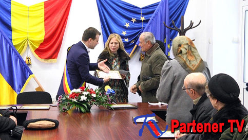 VIDEO. Premii de fidelitate matrimonială la 50 de ani de căsătorie pentru 16 de cupluri din comuna Răzvad