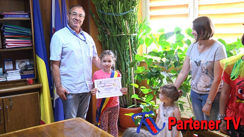 VIDEO. Fotoliul primarului Constantin  Ana  a fost în pericol.  Sute de copii au fost „Primar pentru o zi” la Pucioasa