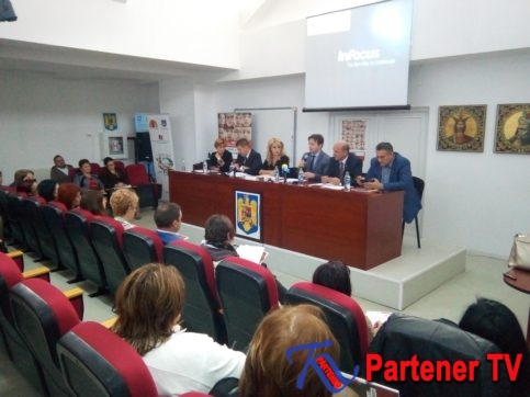 VIDEO. Târgoviște: Dezbatere regională pe tema „Protecţia copiilor ai căror părinţi sunt plecaţi în străinătate – aspecte legale şi bune practici de intervenţie”