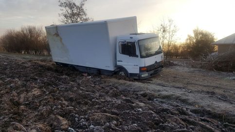 VIDEO. Jandarmii au pus mâna pe hoții care  furau produse petroliere din conductele magistrale de pe raza localității Butimanu