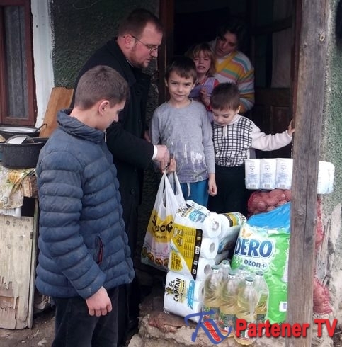 12 familii din Parohia Valea Leurzii, ajutate de Arhiepiscopia Târgoviște