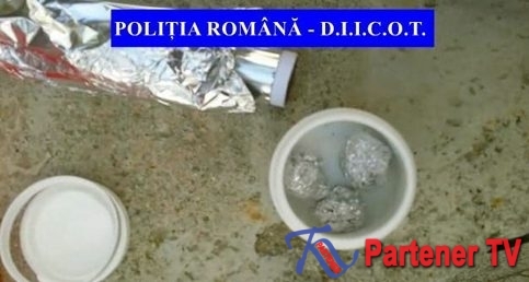 VIDEO. PATRU BĂRBAȚI DIN DÂMBOVIȚA, ARESTAȚI PENTRU TRAFIC ȘI CONSUM DE DROGURI