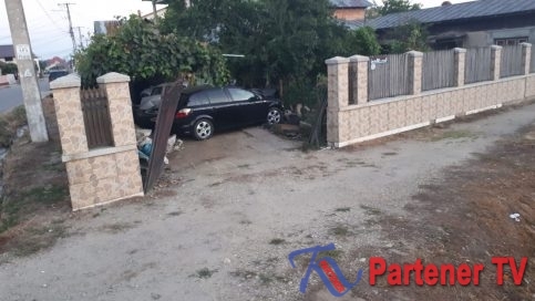 Accident mortal la Băleni, a intrat cu mașina în stâlp. Pasagerul din dreapta, un tânăr de 17 ani, a murit în urma impactului