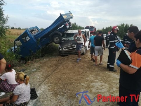 VIDEO. DN1A-Crevedia: O basculantă încărcată cu nisip s-a ciocnit cu un microbuz