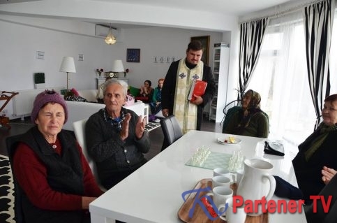 VIDEO.  Bătrânii din Centrul Medico-Social Ghergani,răsfăţaţi  în cadrul proiectului “Adoptă un vârstnic”   de Fundaţiei YOUness