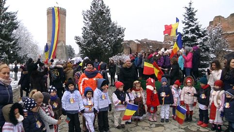 VIDEO. Drapel lung de 100 m, purtat pe străzile Târgoviştei şi arborat  la Turnul Chindia