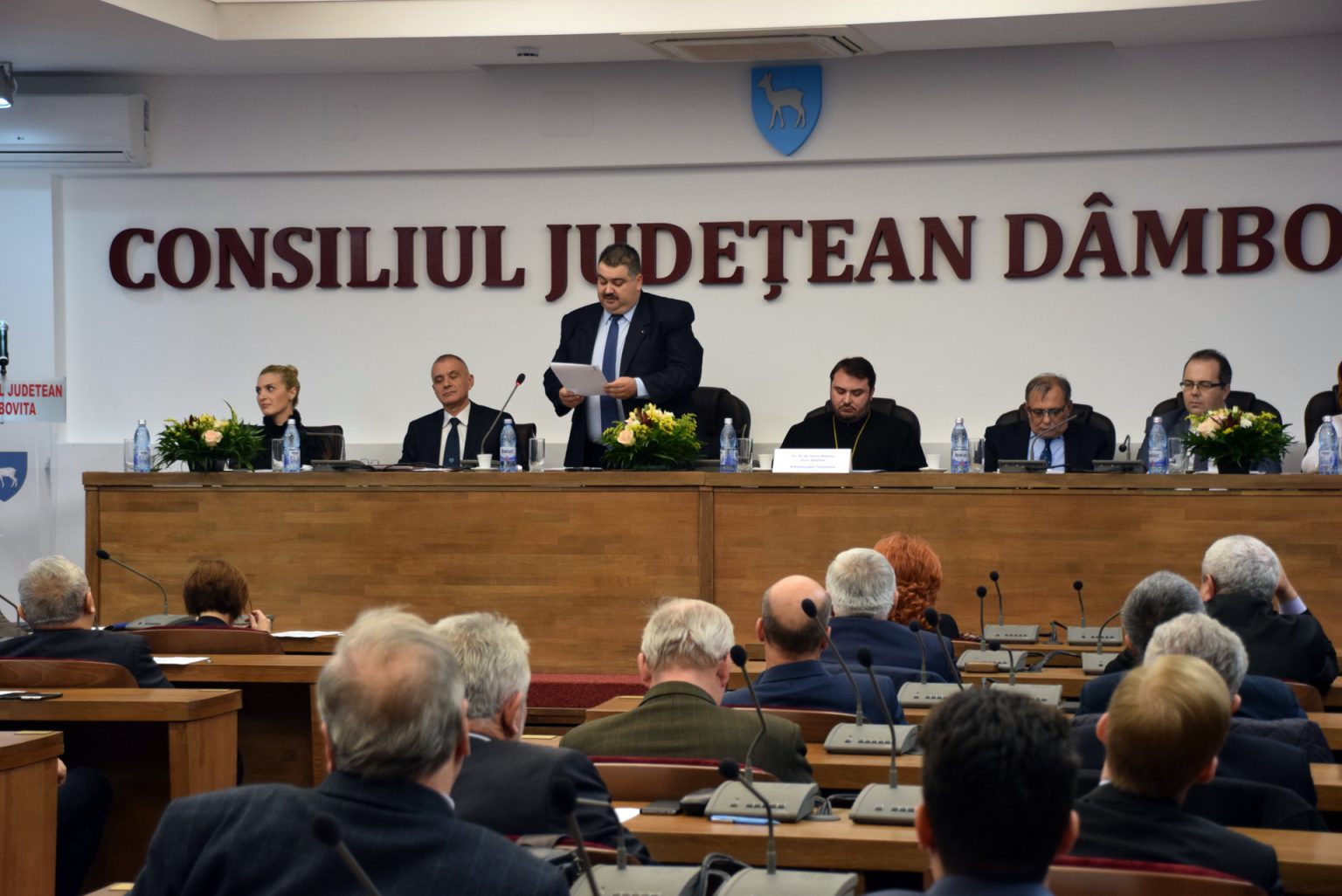 VIDEO. De Centenarul  Marii Uniri, CJ Dâmboviţa a oferit plachete foştilor prefecţi, foştilor preşedinţi, consilierilor judeţeni  şi  parlamentarilor