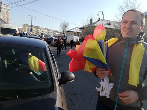 PNL Târgovişte  a oferit steaguri tricolore târgoviştenilor