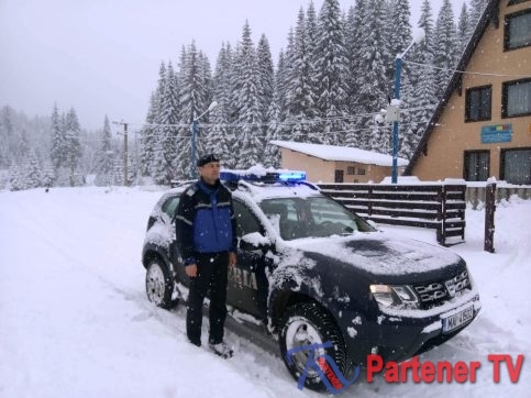 VIDEO. Recomandări ale jandarmilor montani  pentru zona montană  Moroeni-Padina –Peştera  unde este iarnă în toată regula