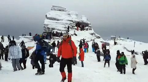 VIDEO.Salvamontiştii dâmboviţeni au însoţit  turiştii care au participat la Ziua Sfinxului pe Platoul Bucegi