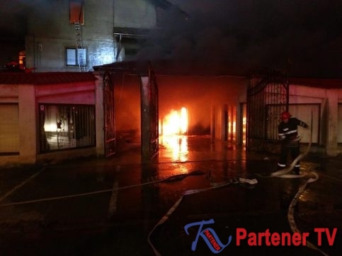 VIDEO.  ALERTĂ DE GRADUL  ZERO LA TÂRGOVIŞTE- UN INCENDIU DEVASTATOR LA O FABRICĂ DE MOBILĂ