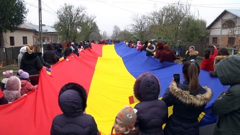 VIDEO. Ceremonia de dezvelire a plăcii comemorative dedicată eroilor neamului din satul Cazaci,comuna Nucet