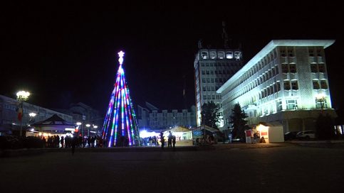 VIDEO. Târgovişte: A fost aprins Bradul de Crăciun,a prins viaţă Orăşelul lui Moş Crăciun şi o impresionantă retragere cu torţe