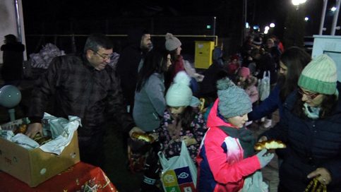 VIDEO. 23 decembrie,  o seară de poveste , sute  de colindători, cu mic cu mare, au colindat Primăria Voinești