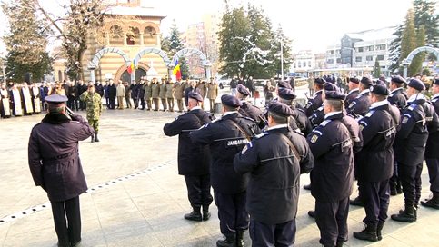 VIDEO. Piaţa Mihai Viteazul din Târgovişte, ceremonial militar şi religios de comemorare şi cinstire a eroilor Revoluţiei