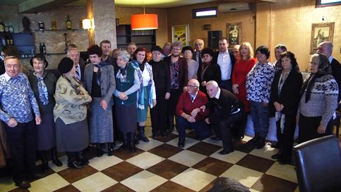 VIDEO. În preajma sărbătorilor de Crăciun, în comuna Răzvad au fost premiate 17  cupluri de aur