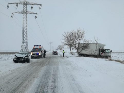 VIDEO. Accident pe DN71, carosabilul este acoperit  de zăpadă