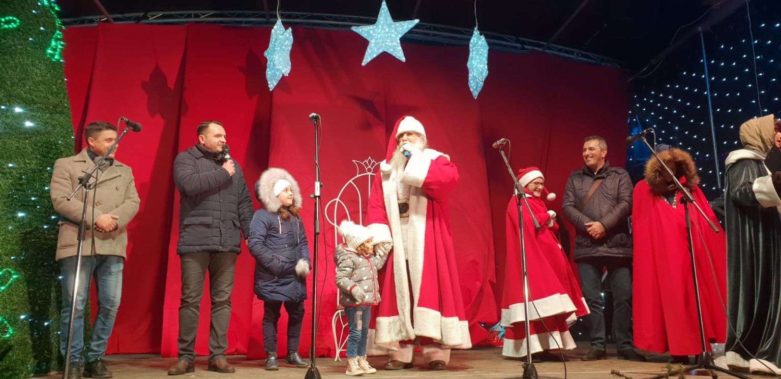 VIDEO.  Atmosferă din cărțile de povești: Moş Crăciun şi ajutoarele sale au poposit la Târgovişte