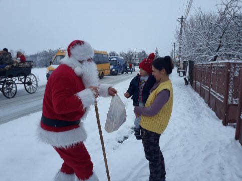VIDEO. Cu alai  de zurgălăi, crăciuniţe şi  spiriduşi, Moş Crăciun a sosit la Răcari