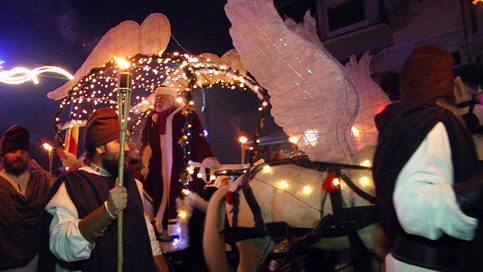 VIDEO. Moş Crăciun, adus de Săgeata Albastră la Pucioasa