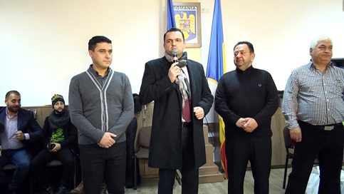 VIDEO. 1000 de copii  au simţit pe deplin bucuria Crăciunului, adusă de preşedintele Partidei Romilor Pro-Europa  Târgovişte, Tudorică Răducanu  şi Moş Crăciun