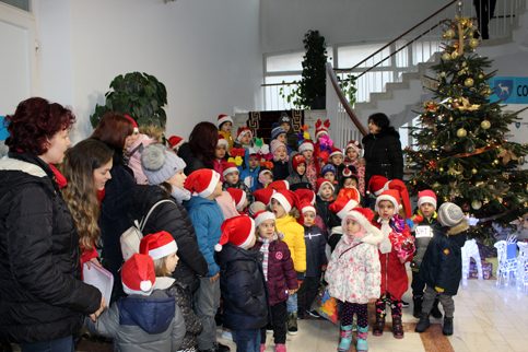 VIDEO.  Prichindeii de la Grădiniţa Nr.8   „Rază de Soare” Târgovişte, au adus  vestea Nașterii Domnului şi Noului An  la CJ Dâmboviţa