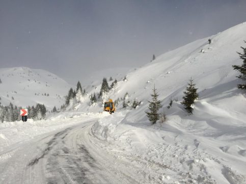 VIDEO. Urgia iernii din zona montană dâmboviţeană Moroeni-Padina –Peştera: Opt utilaje de la LDP acţionează în zonă