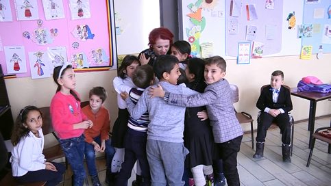 VIDEO. Deputatul Claudia Gilia şi Moș Nicolae le-au făcut o surpriză copiilor de la clasa a II-a, Școala Cornești