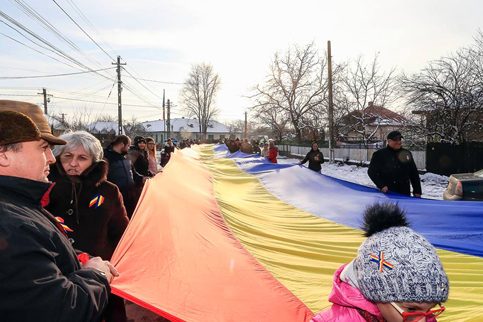 VIDEO. La Ghimpaţi: Marşul Tricolorului ,ceremonial religios şi militar şi plantarea unui platan în memoria sublocotenentului  Barbu Petre Marian