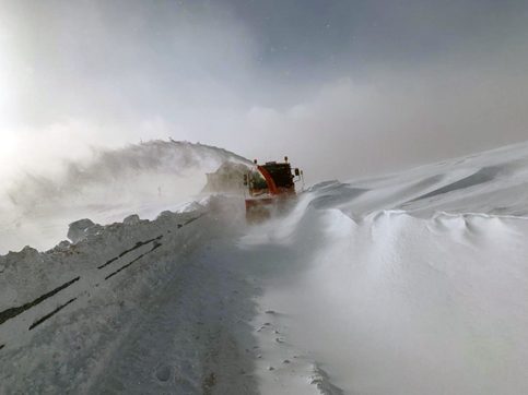 VIDEO. Autorităţile judeţene  au  prelungit restricțiile de circulație pe DJ 713.Drumarii de la LDP sunt pregătiţi  să intervină după ce viscolul se opreşte