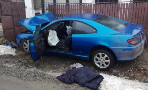 VIDEO.  Dărmăneşti : A pierdut  controlul volanului şi a intrat într-un stâlp