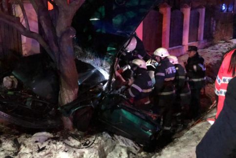 Odobeşti: A intrat cu maşina într-un copac