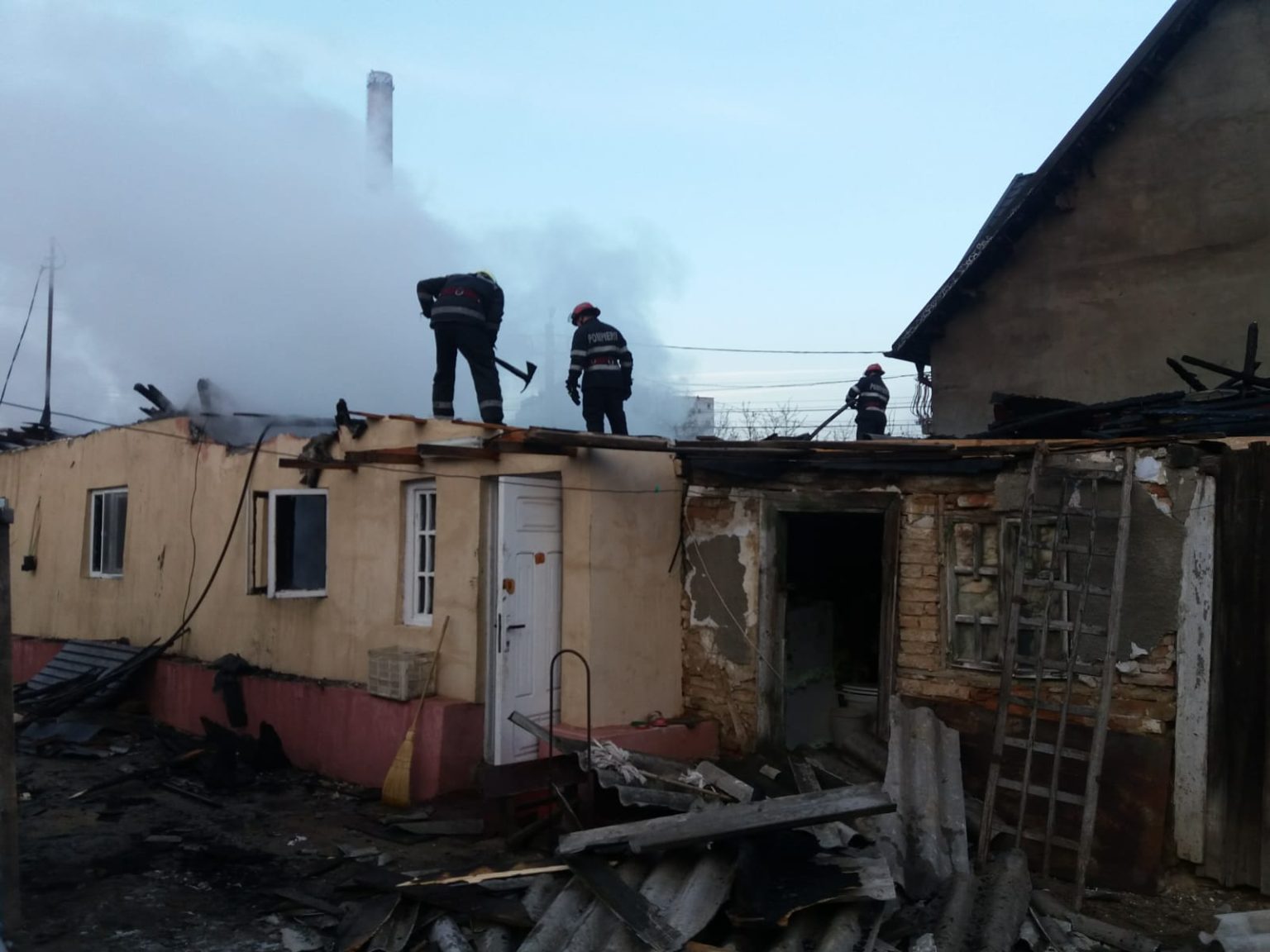 VIDEO. Două case cuprise de flăcări din cauza  unui coş de fum defect