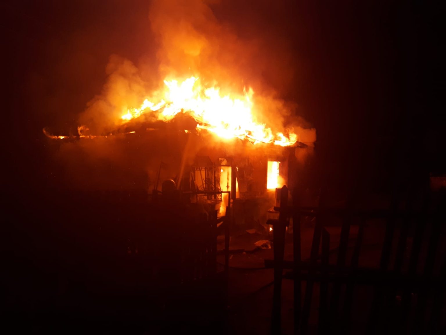 La Sălcuţa, un bărbat  şi-a dat foc la casă