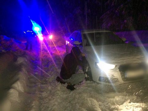 Jandarmii de la Zănoaga şi drumarii de la LDP, în sprijinul a două maşini  blocate în nămeţi