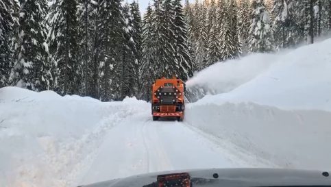 VIDEO. Zeci de utilaje de la LDP Dâmboviţa şi CNAIR au lucrat pe DJ 714 Moroeni –Peştera