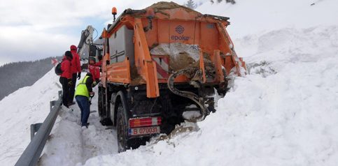 VIDEO.  Dacă situaţia o va impune pe DJ 713-Dichiu, se va   lua măsura detonării pe porţiunile cu risc însemnat de avalanşă