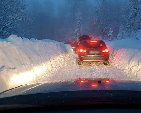 VIDEO. SITUAŢIE DE URGENŢĂ ÎN MASIVUL DÂMBOVIŢEAN BUCEGI. ISU Dâmboviţa va interveni cu freza din dotare pe DJ 714 alături de LDP, Jandarmi şi Salvamontişti