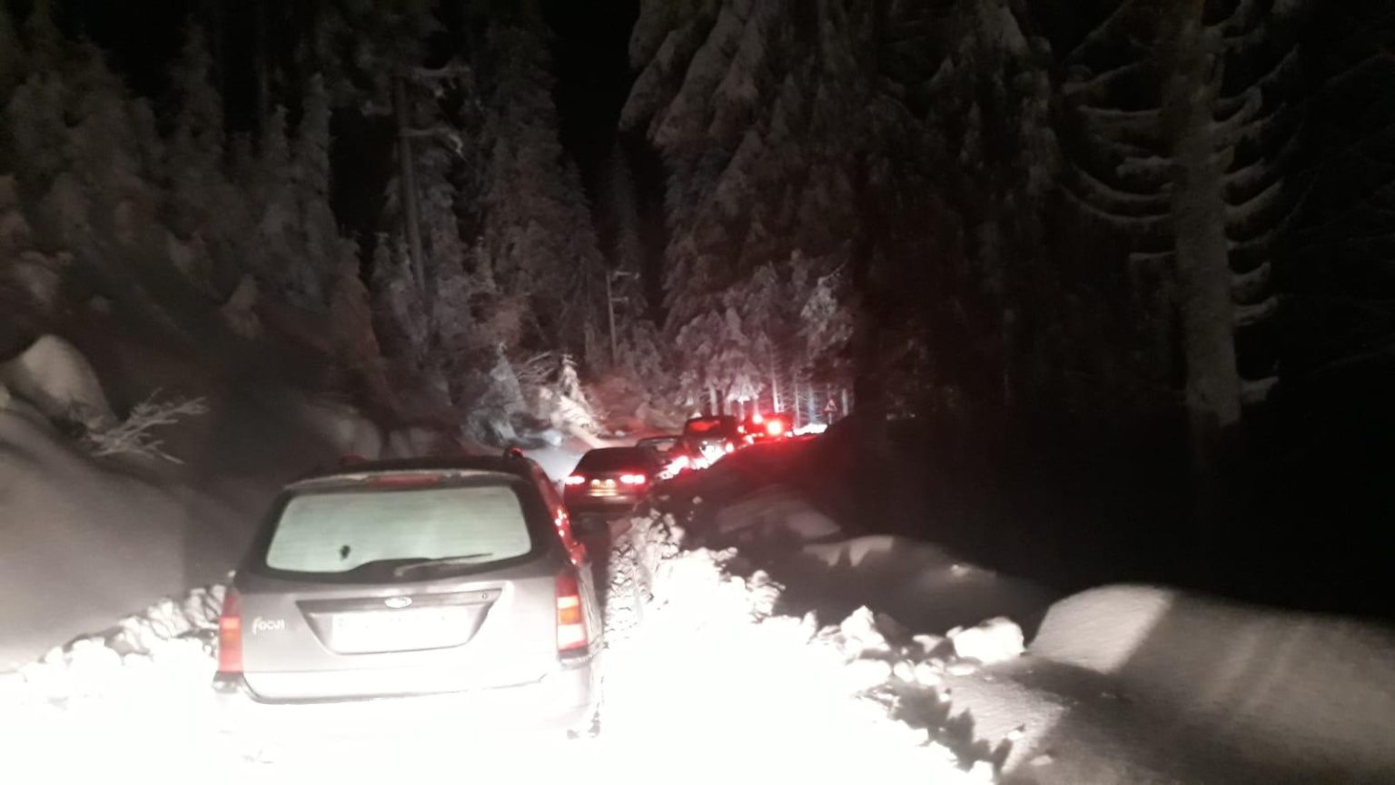 VIDEO. ISU Dâmbovița a acționat noaptea trecută cu freza din dotare pe DJ 714 Sanatoriu Moroeni-Peștera.Acţiunile de deszăpezire continuă şi astăzi