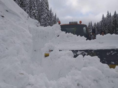 Două utilaje au fost prinse de o avalanșă pe DJ 714 Moroeni-Peștera