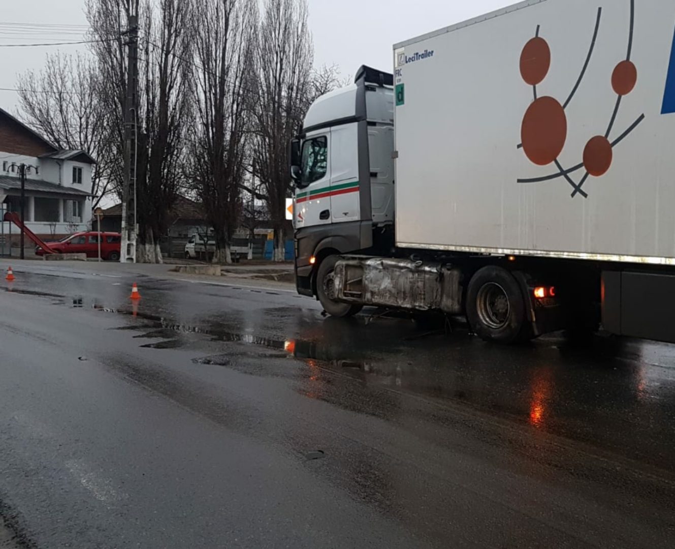 Pe DN 72 Târgovişte-Ploieşti, la Dărmăneşti, coliziune între un autoturism şi un tir