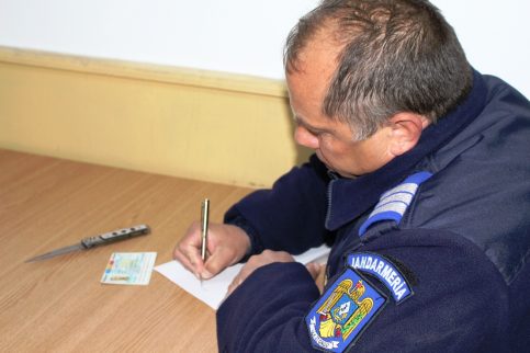 Tânăr prins de jandarmi cu un briceag în curtea Liceului  Voievodul Mircea din Târgovişte