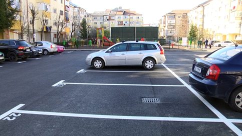 VIDEO. Parcarea şi locul de joacă din spatele blocurilor C6 – C10 , microraionul nr. 3  Târgovişte, au fost  modernizate