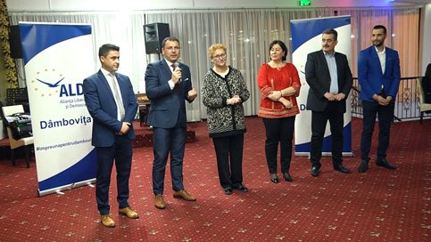 VIDEO. Eurodeputatul Renate Weber şi  deputatul Andrei Gerea în  mijlocul femeilor ALDE Dâmboviţa, cu ocazia zilei de 8 Martie