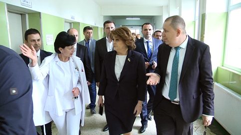 VIDEO. Vicepremierul  Vasile-Daniel Suciu şi ministrul Rovana Plumb, în vizită de lucru la Târgoviște pentru semnarea a cinci contracte de finanţare  în Sănătate și Educație