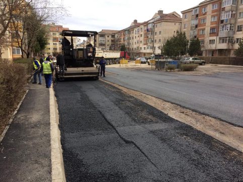 VIDEO. Continuă investiţiile  de  asfaltare  şi modernizare în cartierele municipiului Târgovişte