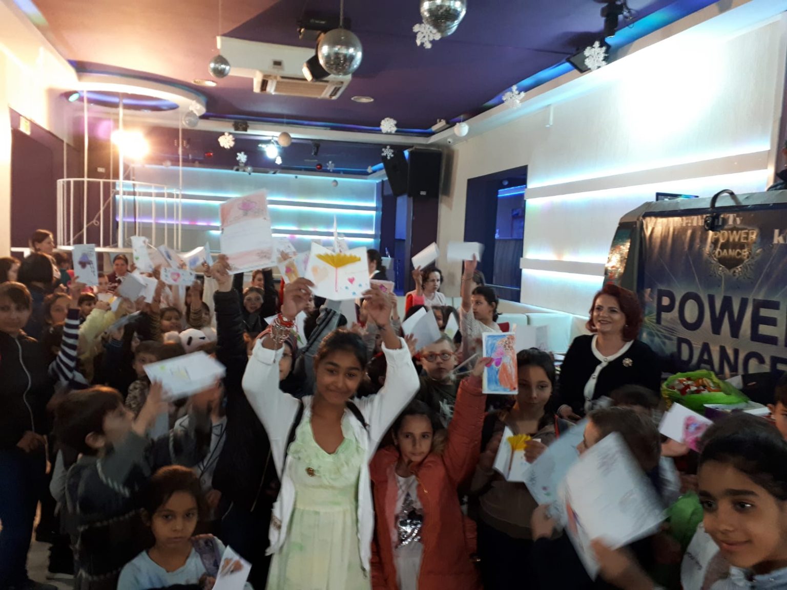 ”Atelier de creație”   cu multe zâmbete, energie și voie bună, amfitrionii  fiind peste 100 de elevi de la Corneşti  şi deputatul  Claudia Gilia